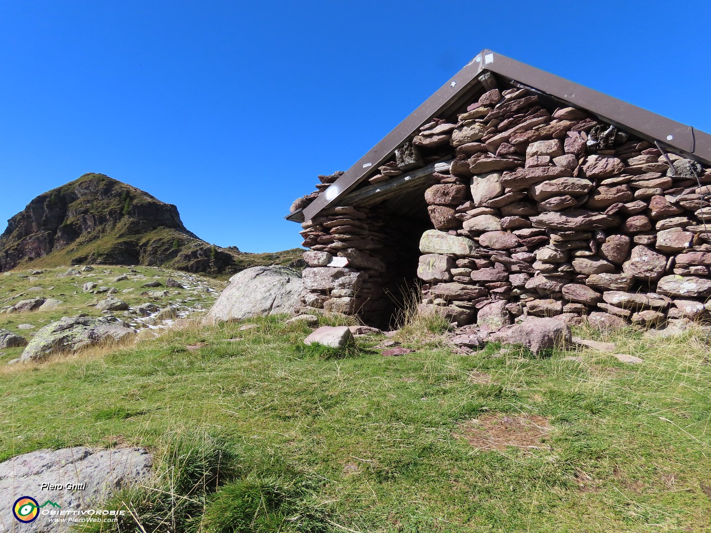 27 Baita dei Tre Pizzi (2116 m) con vista in Tre Pizzi-cimanord.JPG